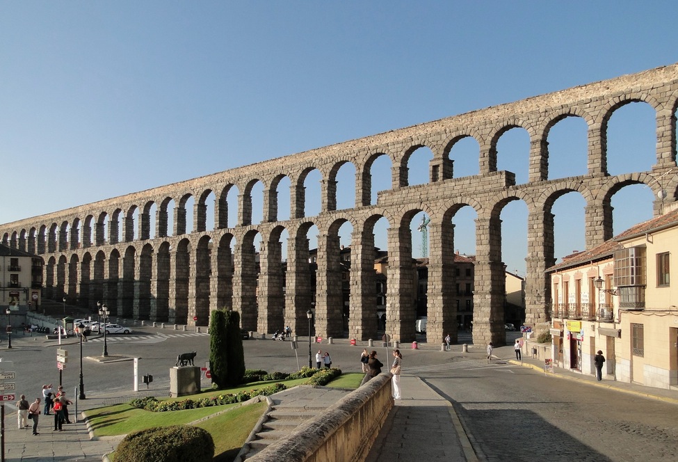 セゴビア旧市街のローマ水道橋