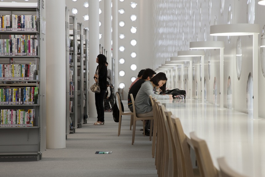 金沢海みらい図書館02